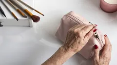 50代以降の化粧ポーチは試練に？老け見えを防ぐために外すべきアイテム